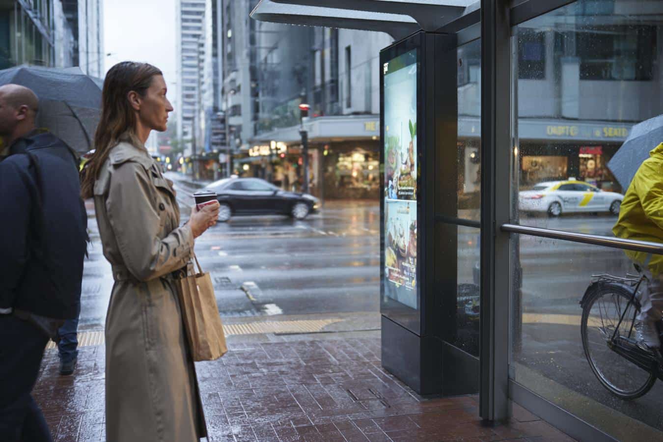 Campagne DOOH : capter l’attention en ville avec des écrans intelligents et des messages contextuels